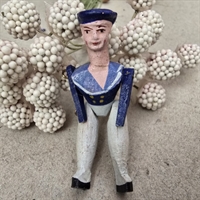 traemand-bevaegelige-arme-ben-i-bemalet-soemandstoej